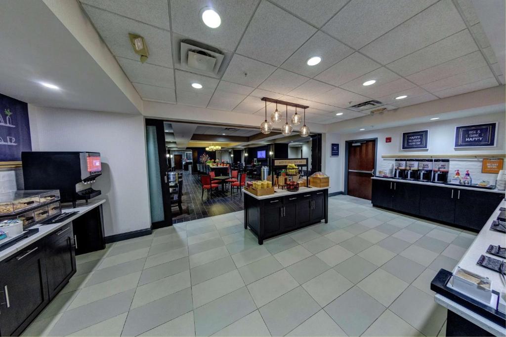Kuchyň nebo kuchyňský kout v ubytování Hampton Inn Neptune