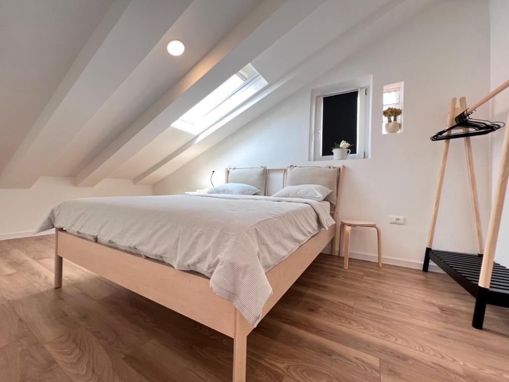 sypialnia z dużym łóżkiem na poddaszu w obiekcie Apartments Forum 2 w Puli