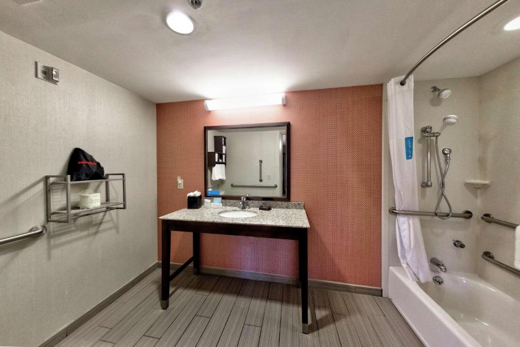 Koupelna v ubytování Hampton Inn Neptune