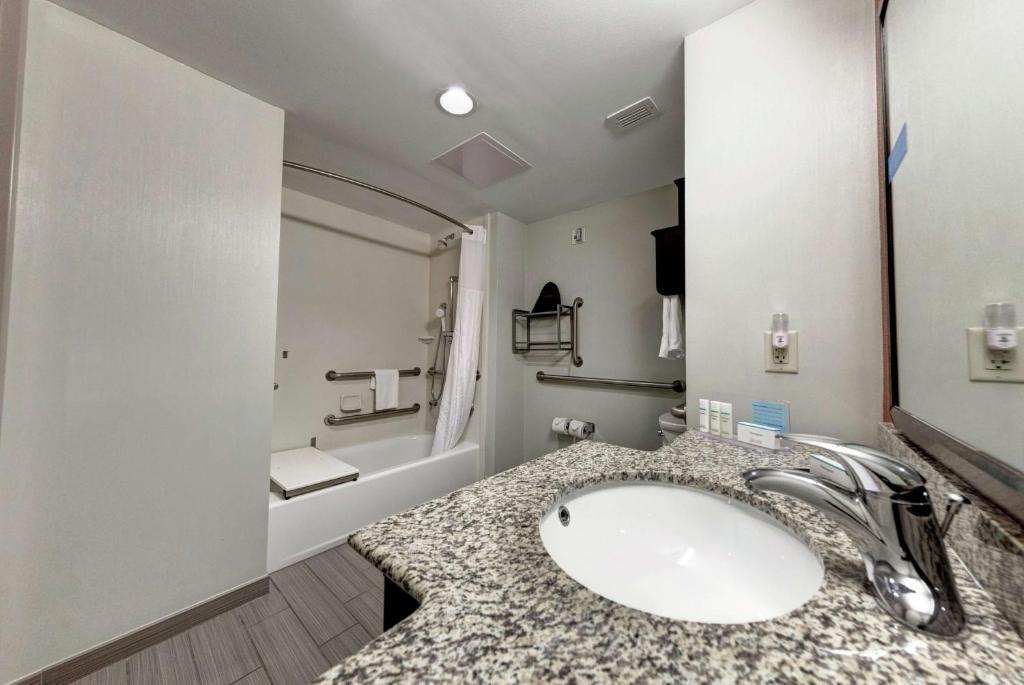 Koupelna v ubytování Hampton Inn Neptune