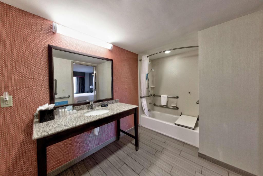 Koupelna v ubytování Hampton Inn Neptune