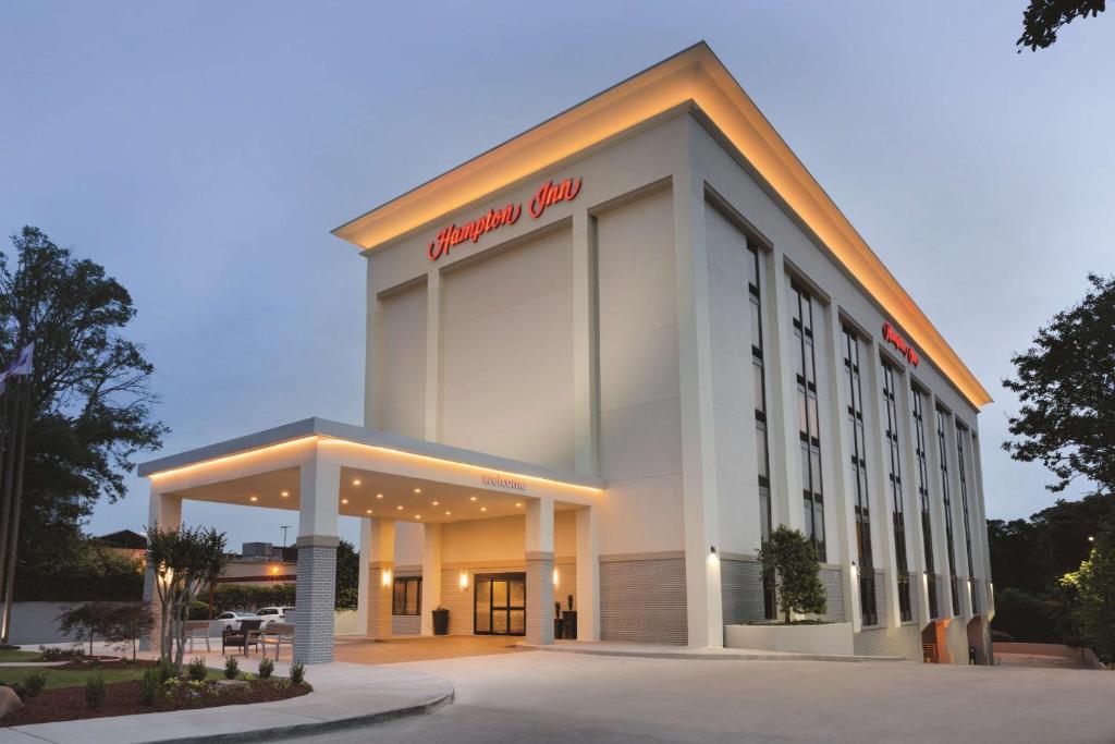 亞特蘭大的住宿－亞特蘭大-巴克海特漢普頓酒店，一座白色的大建筑,上面有红色的标志