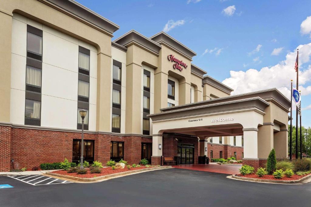 una representación del frente de un hotel en Hampton Inn Atlanta-Fairburn, en Fairburn