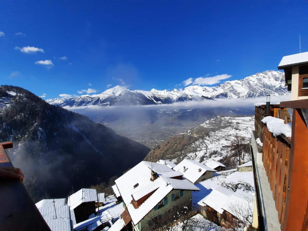 - une vue sur une ville dans les montagnes enneigées dans l'établissement Auberge le Mont-Gelé, à Iserables