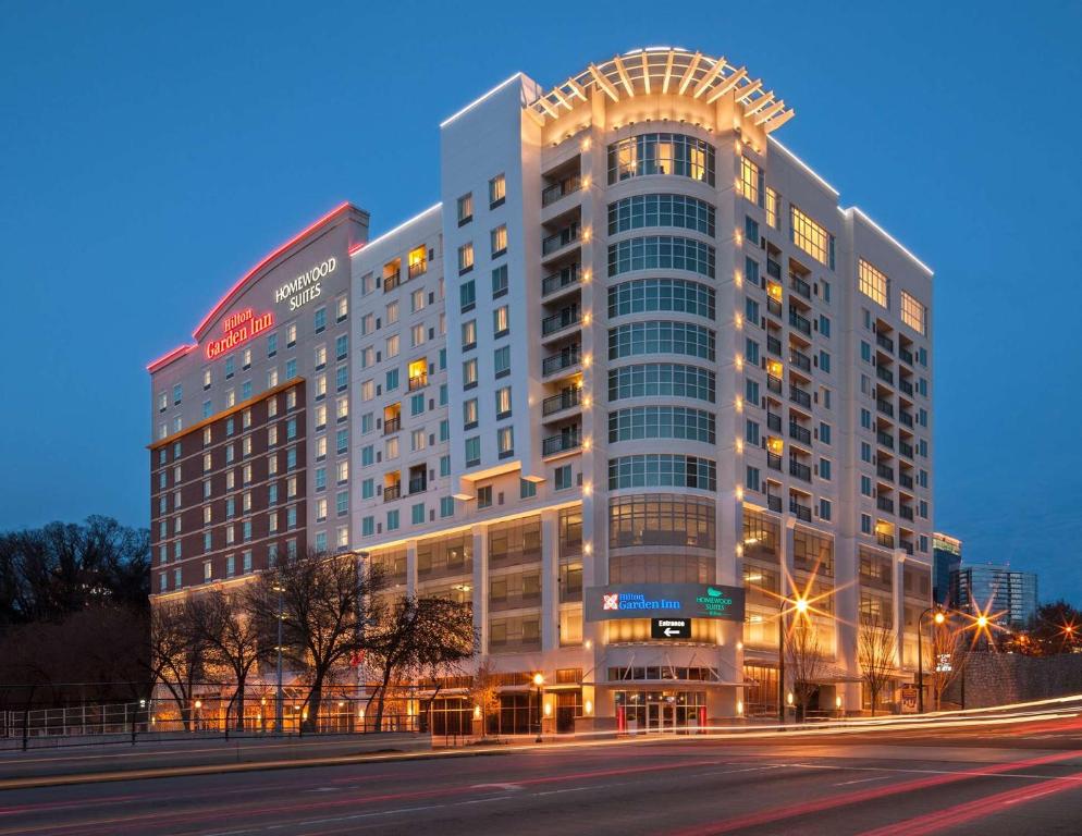 un gran edificio blanco con un cartel. en Homewood Suites Atlanta Midtown en Atlanta