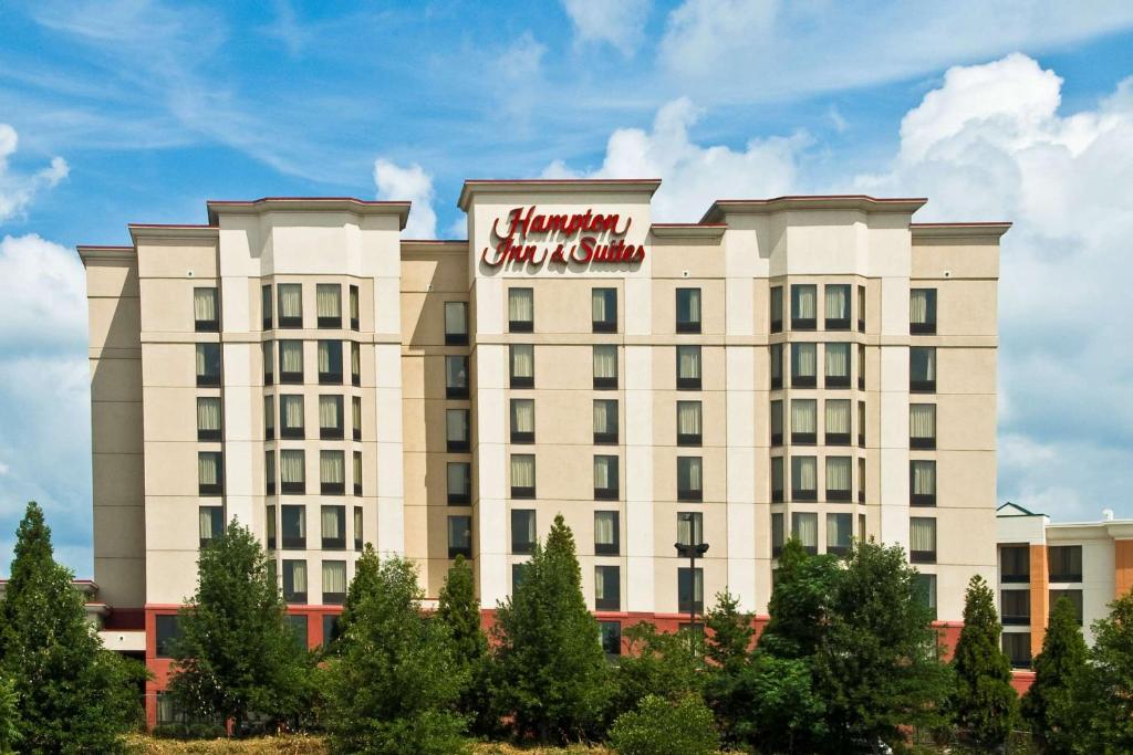 una rappresentazione della facciata di un hotel ancorato da una locanda per le vacanze di Hampton Inn & Suites-Atlanta Airport North-I-85 ad Atlanta