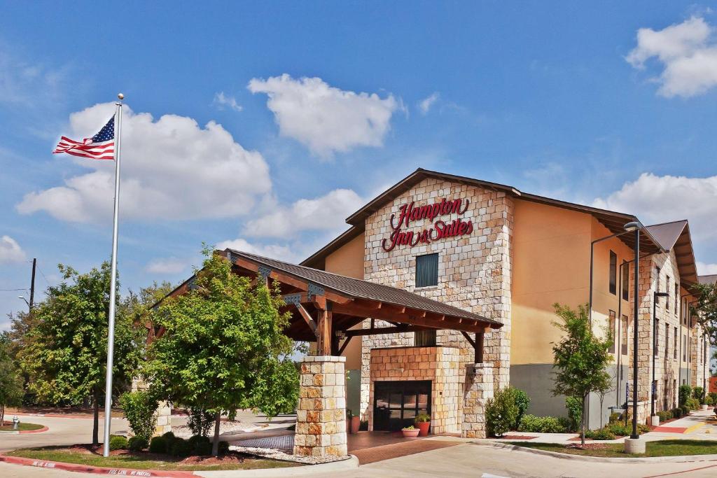 ein Gebäude mit amerikanischer Flagge davor in der Unterkunft Hampton Inn and Suites Austin - Lakeway in Lakeway