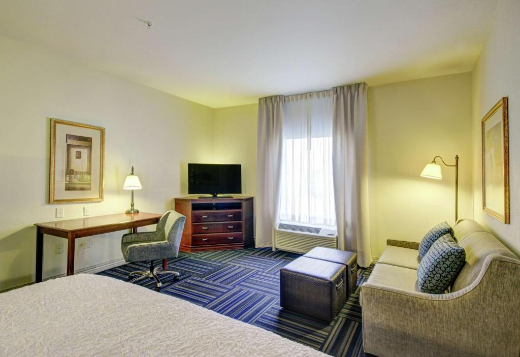Hampton Inn and Suites Alexandria - King Room With Sofa Bed And Study - Non-Smoking