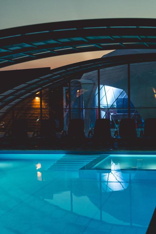 Bazén v ubytování RResort - Domki z KRYTYM i PODGRZEWANYM BASENEM, Sauna, WiFi, parking w cenie! nebo v jeho okolí