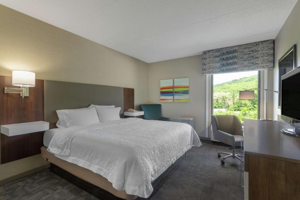 Hampton Inn Bedford - King Room - Disability Access Hearing Accessible
