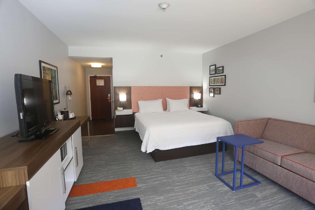 Hampton Inn Owego - King Room With Sofa Bed And Study - Non-Smoking