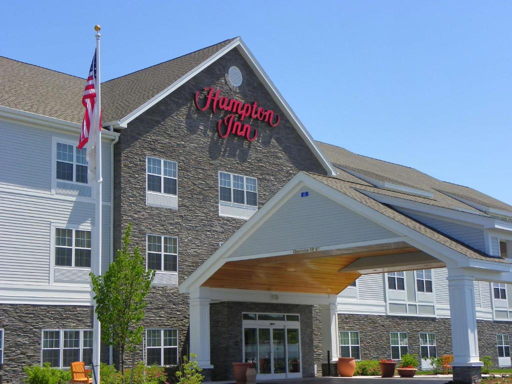 a building with a sign that reads hampton inn at Hampton Inn Ellsworth in Ellsworth