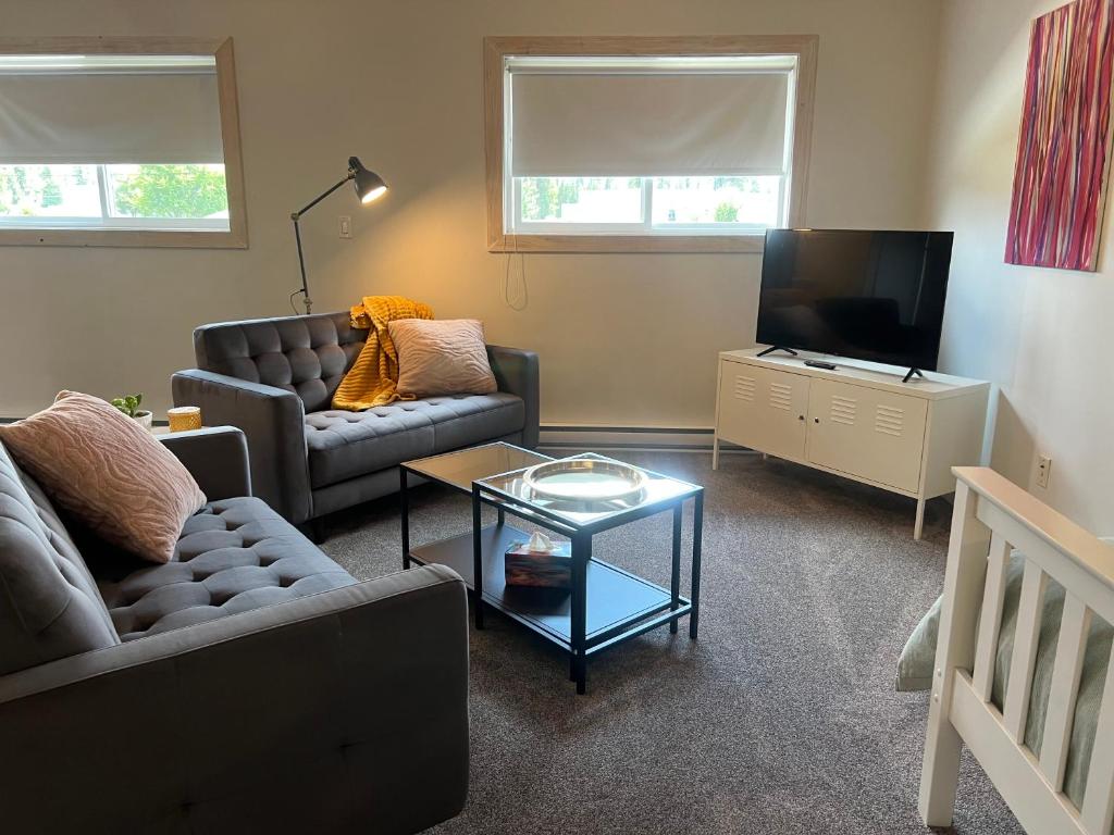 een woonkamer met een bank en een tv bij Fieldstone Guesthouse in Clearwater