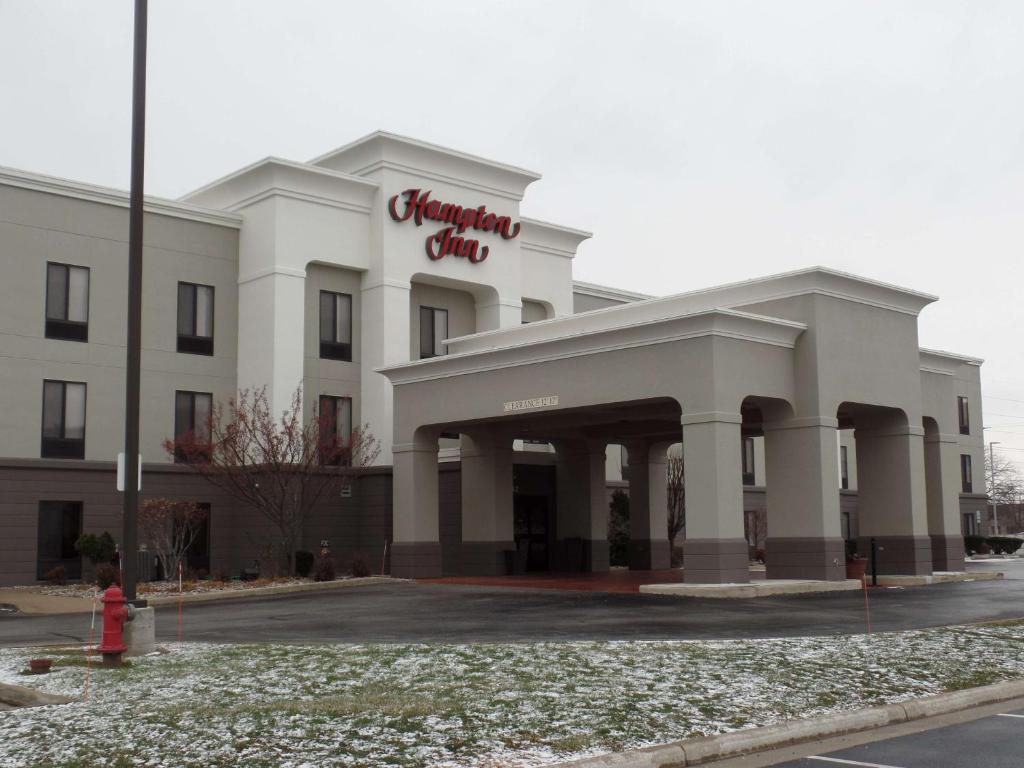 a white building with a red sign on it at Hampton Inn Bowling Green in Bowling Green