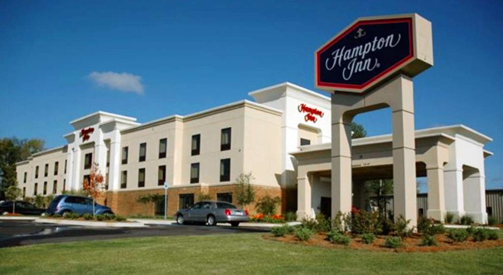 a sign for a hampton inn with a parking lot at Hampton Inn Jasper in Jasper