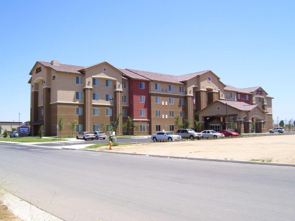 a large building on the side of a street at Hampton Inn and Suites Bakersfield North-Airport in Bakersfield