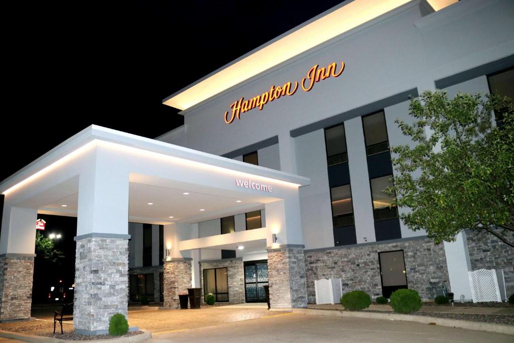 budynek z znakiem na boku w obiekcie Hampton Inn Bloomington West w mieście Bloomington