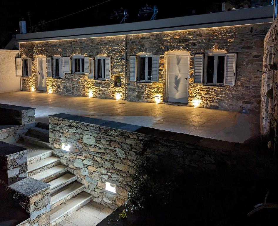 un edificio in pietra con luci di fronte di Karystos Chora Suites a Karistos