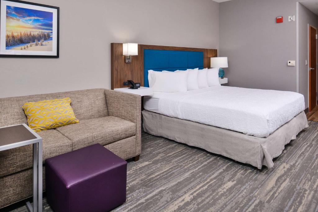 Hampton Inn & Suites Boise/Spectrum - King Room With Roll-In Shower - Disability Access