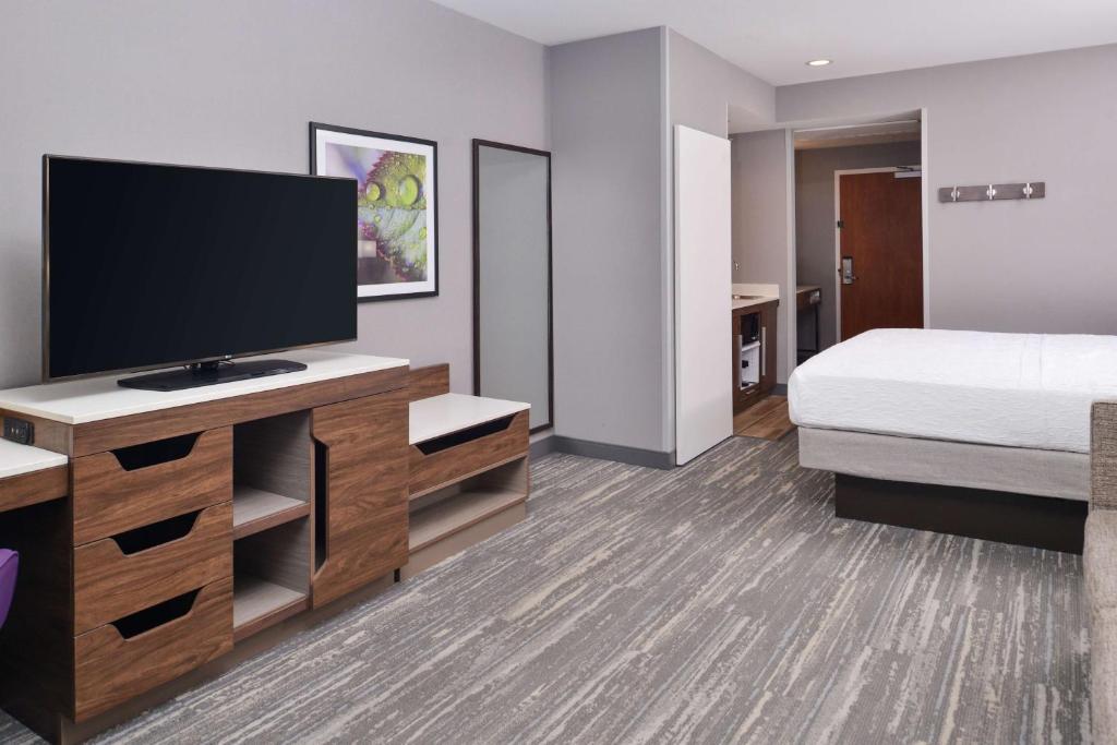 Hampton Inn & Suites Boise/Spectrum - King Studio