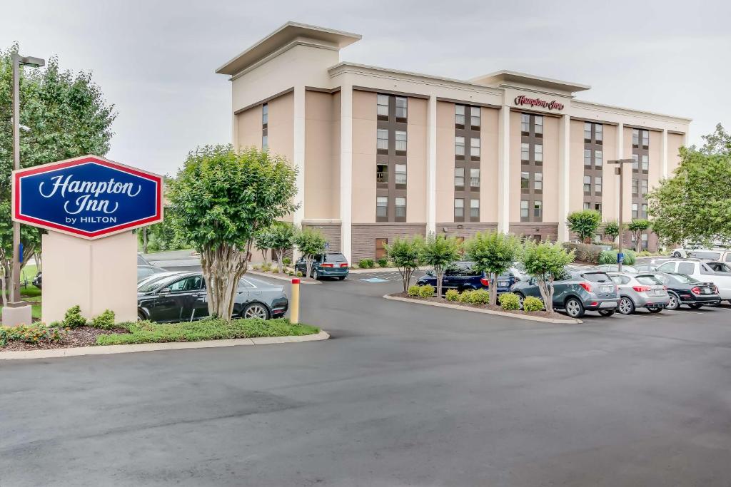 a hampton inn sign in front of a parking lot at Hampton Inn Bellevue/Nashville I-40 West in Bellevue