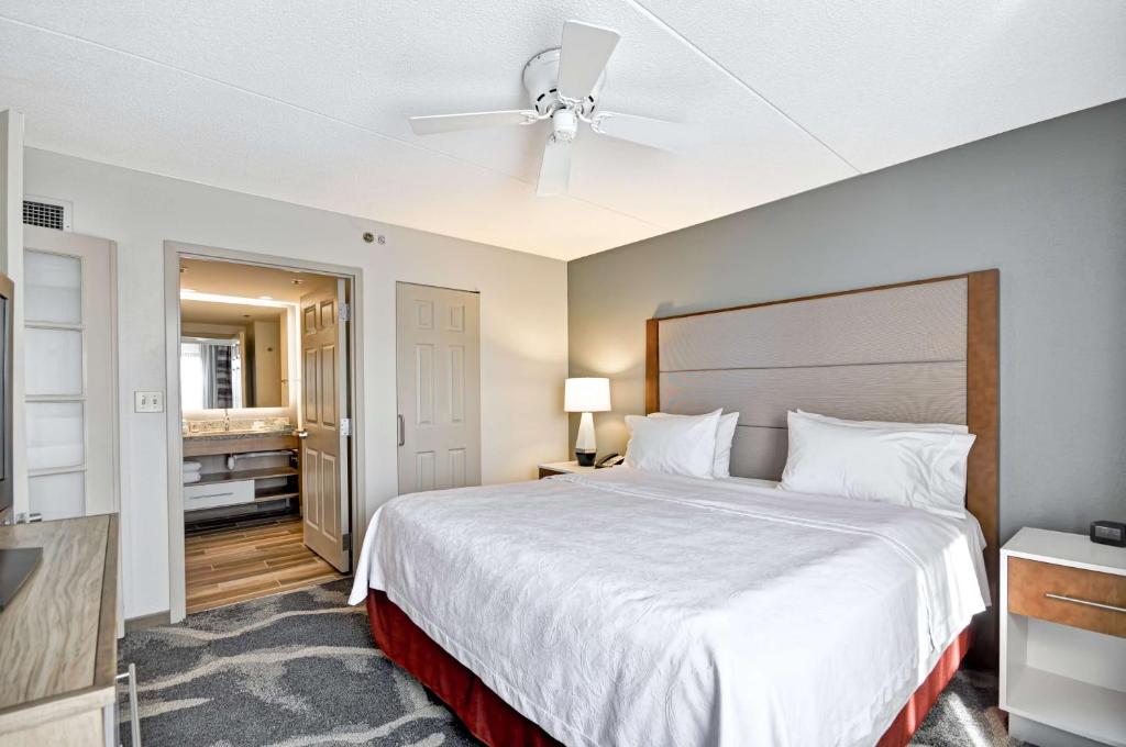 Homewood Suites by Hilton Boston - Peabody - King Suite - Mobility Access/Non-Smoking