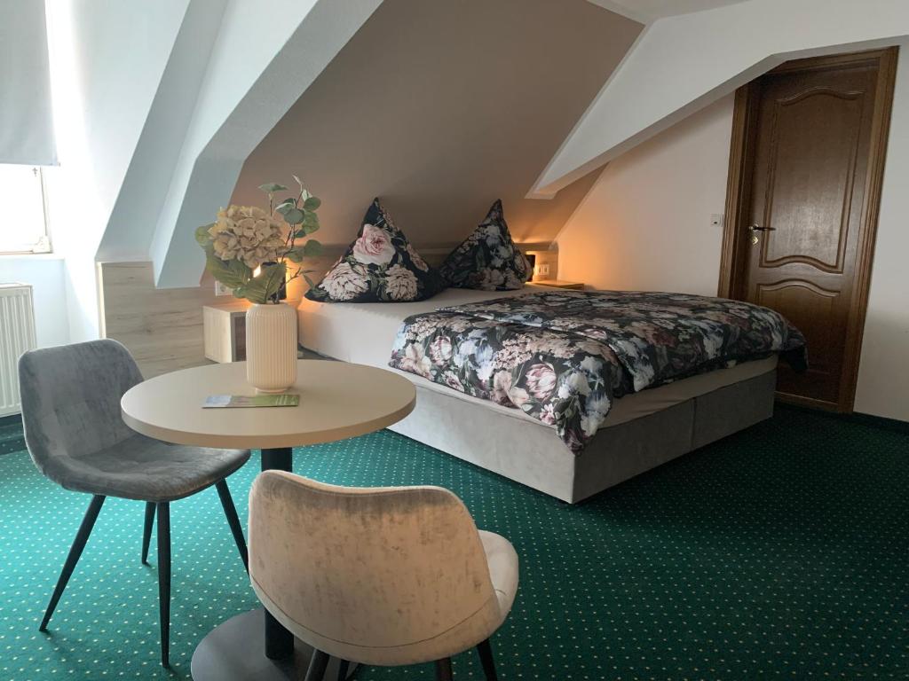 Postel nebo postele na pokoji v ubytování Hotel zur Post