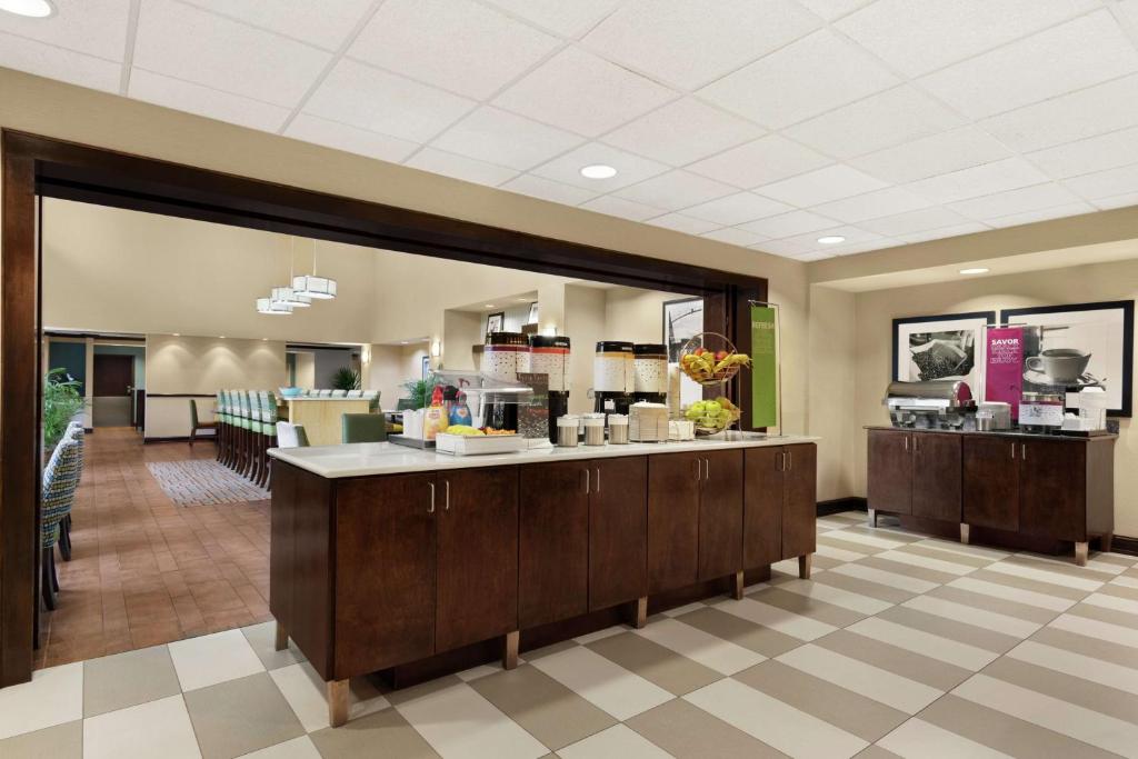 Hampton Inn & Suites Brunswick photo
