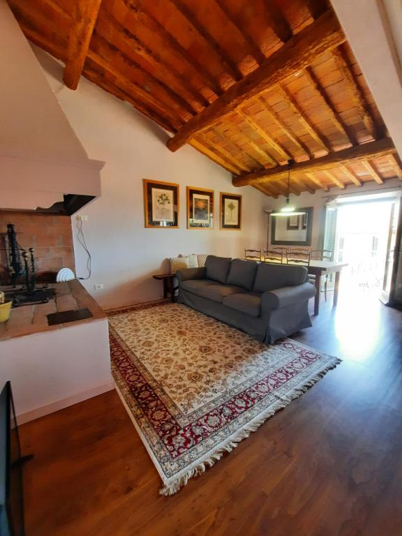 uma sala de estar com um sofá e uma mesa em Bellosguardo em Montefoscoli