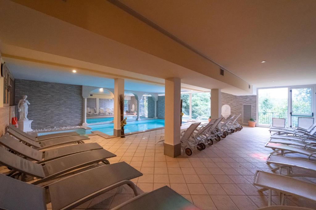 Bazén v ubytování Borgo dei Poeti Romantik Hotel nebo v jeho okolí