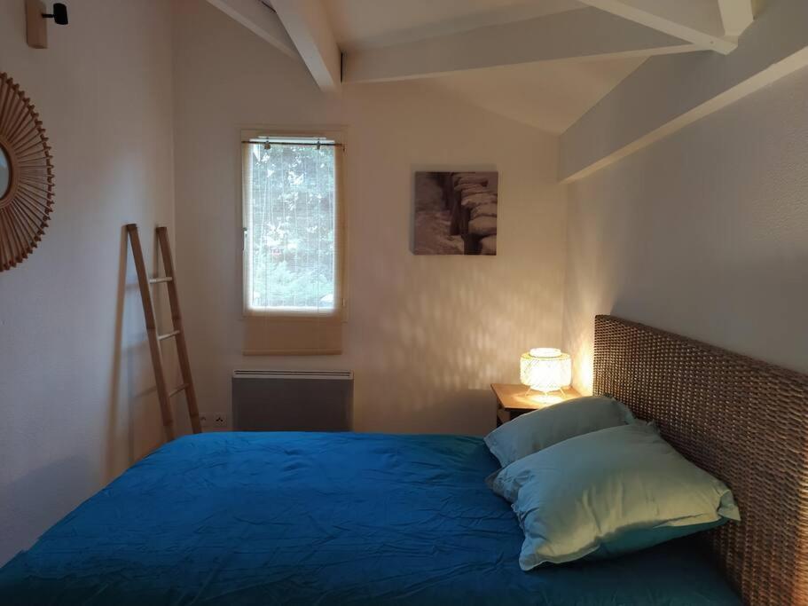 Ein Bett oder Betten in einem Zimmer der Unterkunft TY MOUTCHIC : Agr&eacute;able appartement avec piscine