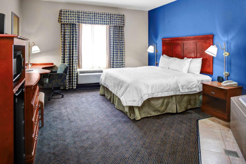 Hampton Inn Coldwater - King Room With Sofa Bed And Study - Non-Smoking