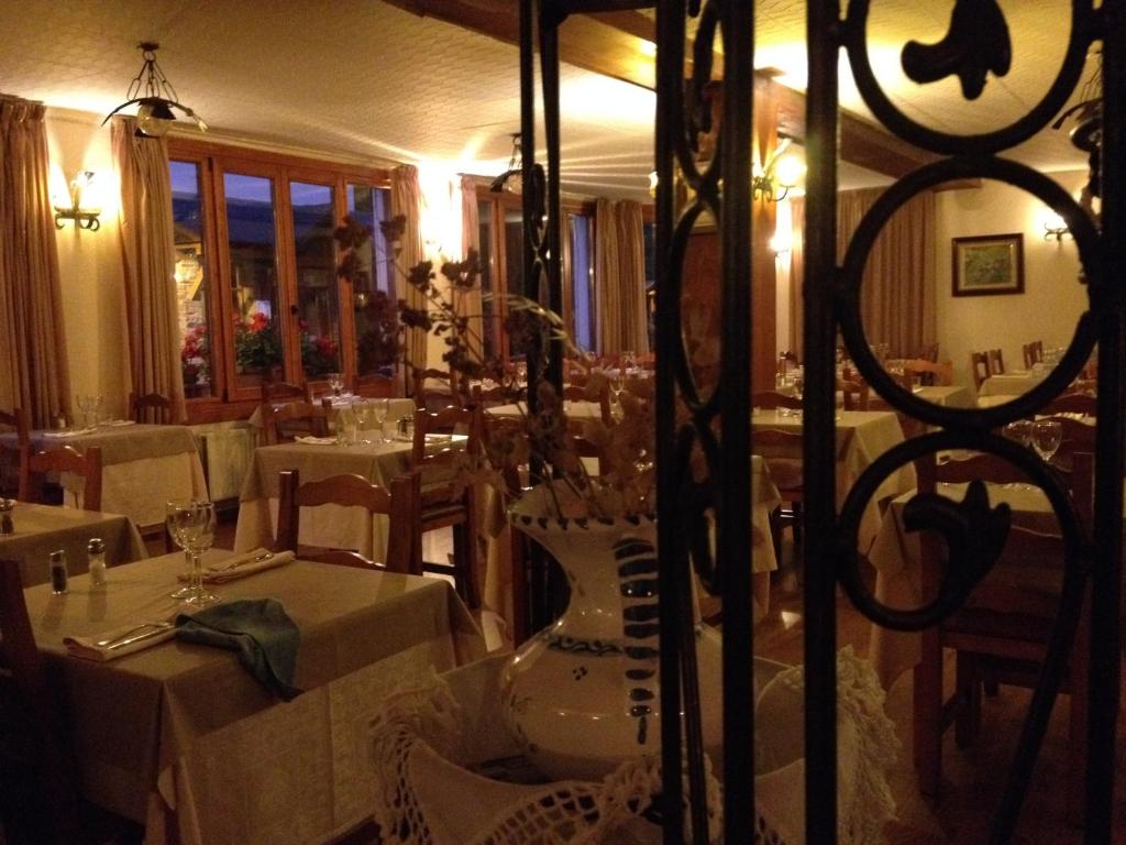Reštaurácia alebo iné gastronomické zariadenie v ubytovaní Hotel Llacs De Cardos