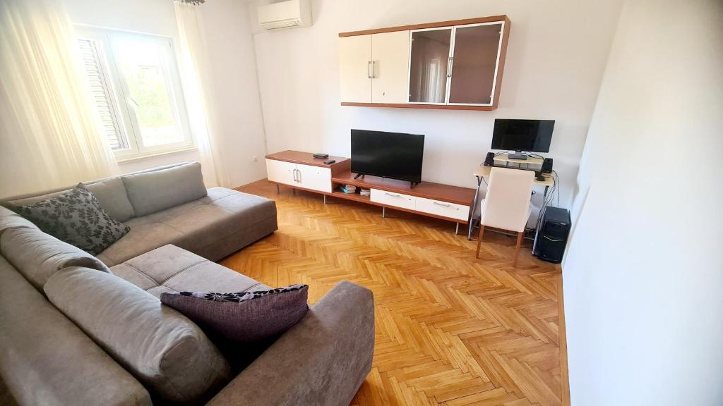 a living room with a couch and a tv at Apartman Lana in Vir