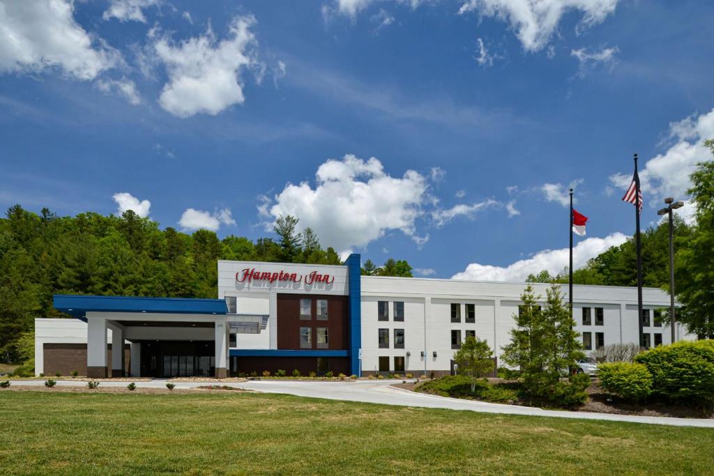 un edificio blanco con un letrero rojo. en Hampton Inn Brevard en Pisgah Forest