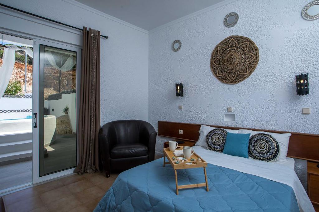 Postel nebo postele na pokoji v ubytování CASA MIKELE by Sarikas - SEA SIDE SUITES and STUDIOS -adults only