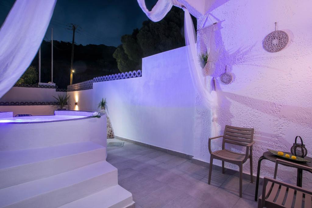 Balkón nebo terasa v ubytování CASA MIKELE by Sarikas - SEA SIDE SUITES and STUDIOS -adults only