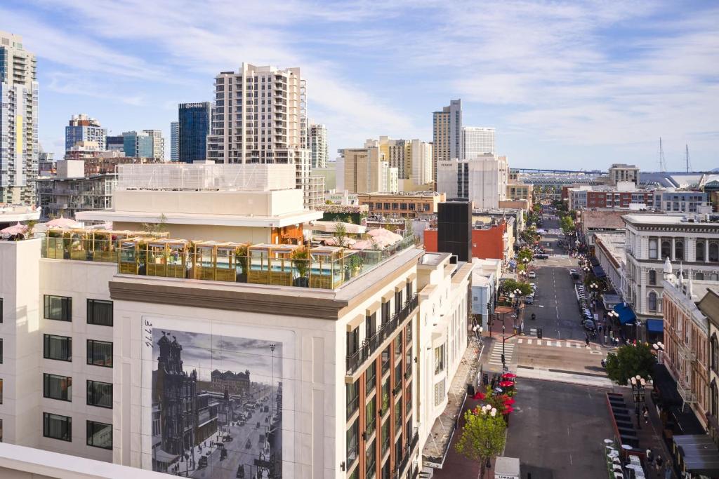 Blick auf die Stadt von einem Gebäude in der Unterkunft AC Hotel by Marriott San Diego Downtown Gaslamp Quarter in San Diego