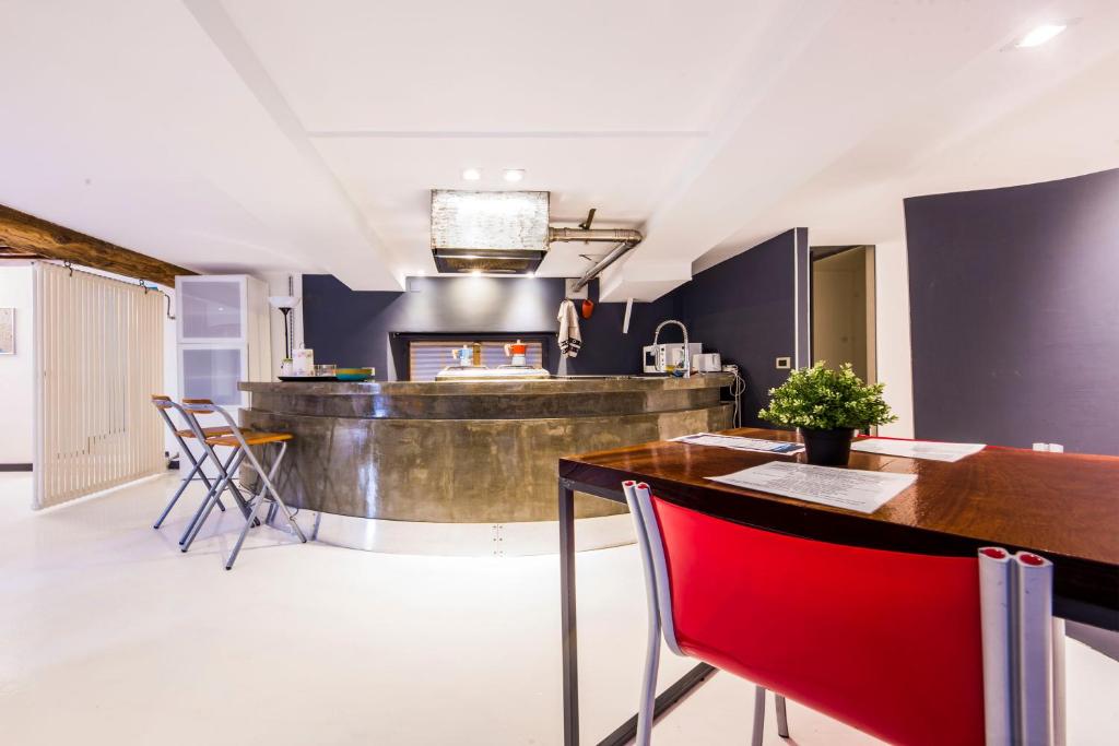 A kitchen or kitchenette at Loft La Città Vecchia
