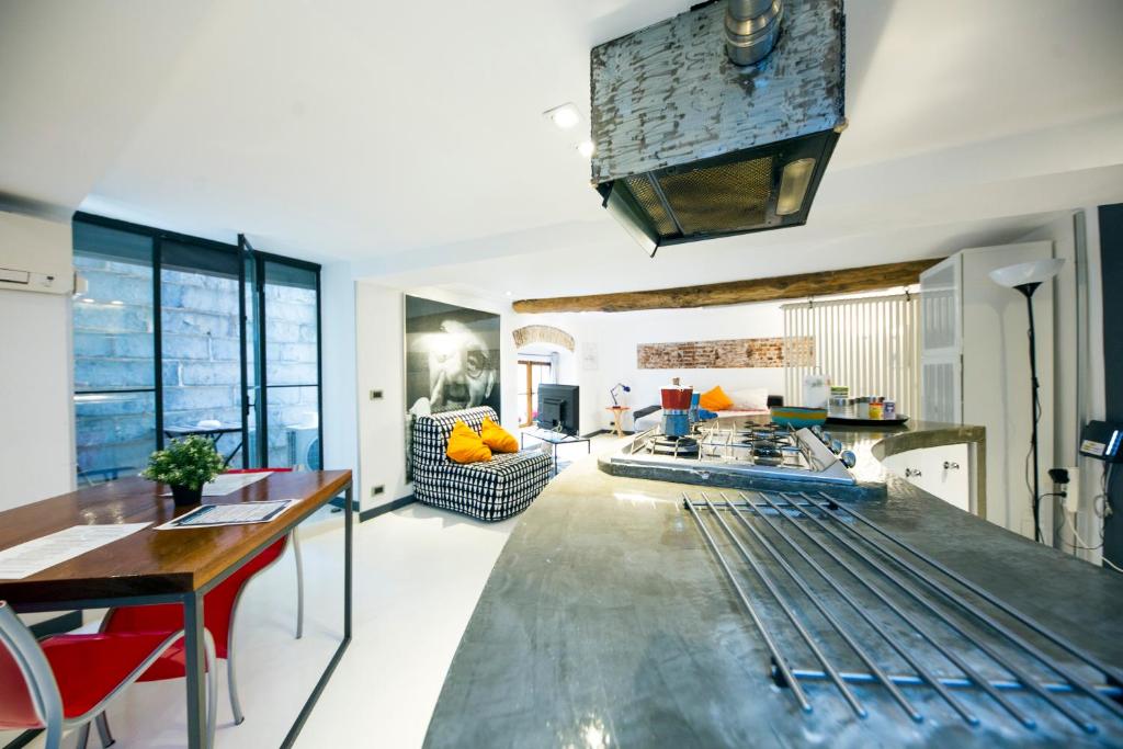 A kitchen or kitchenette at Loft La Città Vecchia