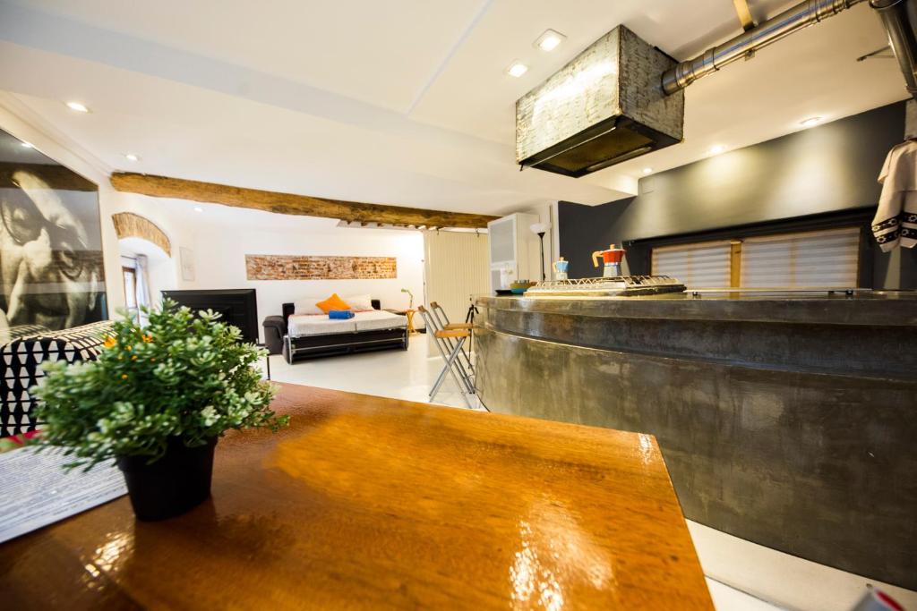 A kitchen or kitchenette at Loft La Città Vecchia
