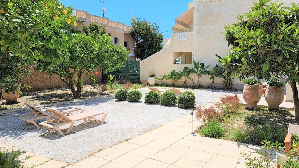 Ogród w obiekcie Ismini Apartments Myrtos
