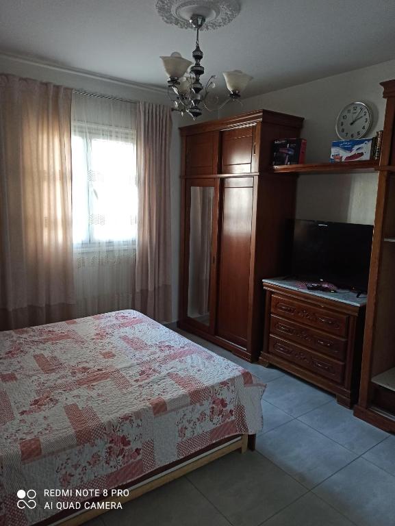 ein Schlafzimmer mit einem Bett, einer Kommode und einem TV in der Unterkunft Ain Naadja Gue De Constantine 
