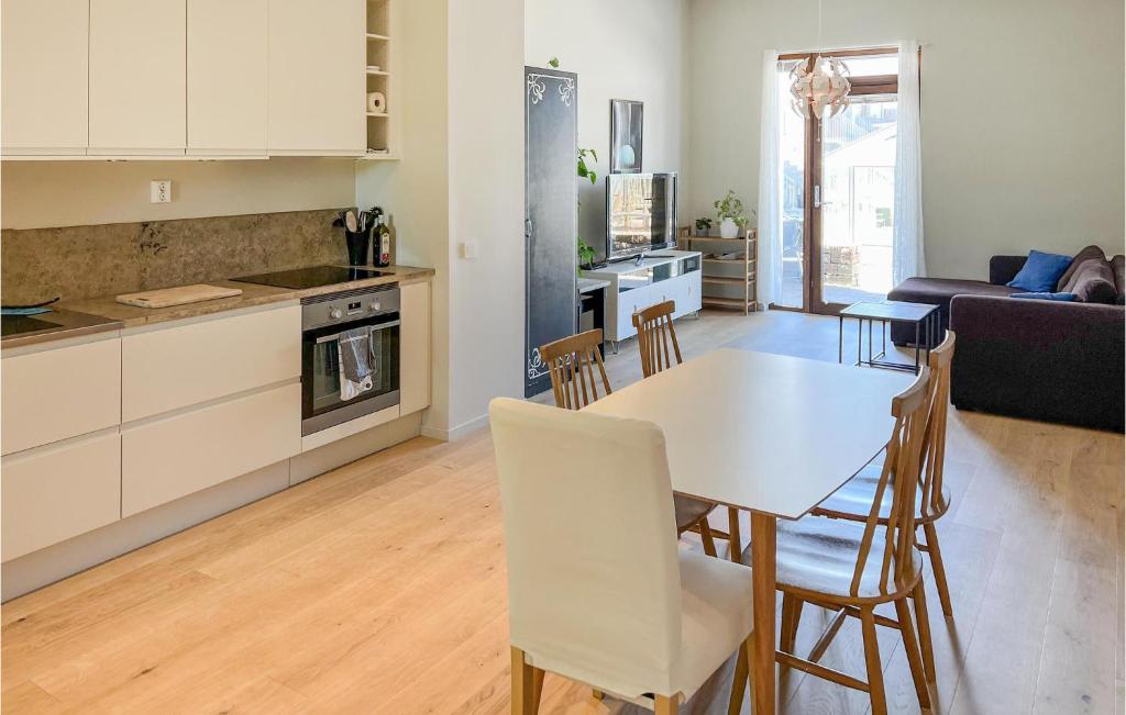uma cozinha e sala de estar com uma mesa branca e cadeiras em Stunning Apartment In Visby With Wifi em Visby