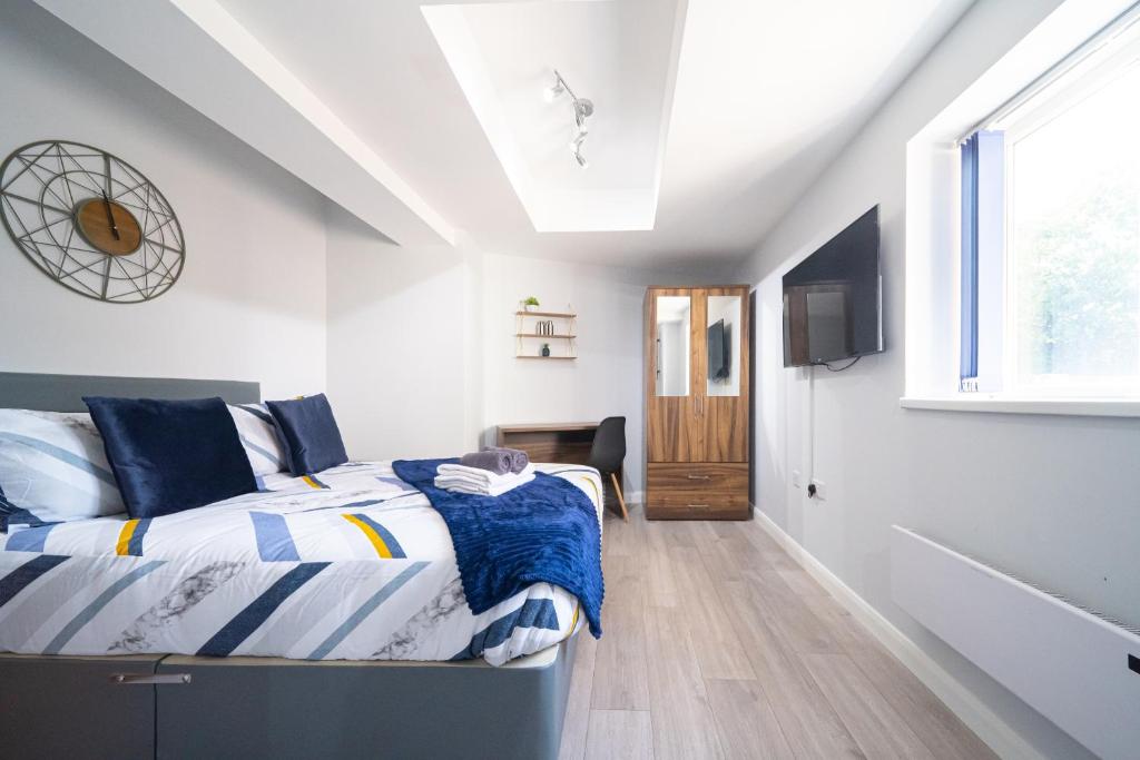 een slaapkamer met een bed en een raam bij Modern Studios with Ensuite, Separate Kitchen, and Prime Location in St Helen Apt 2 in Saint Helens