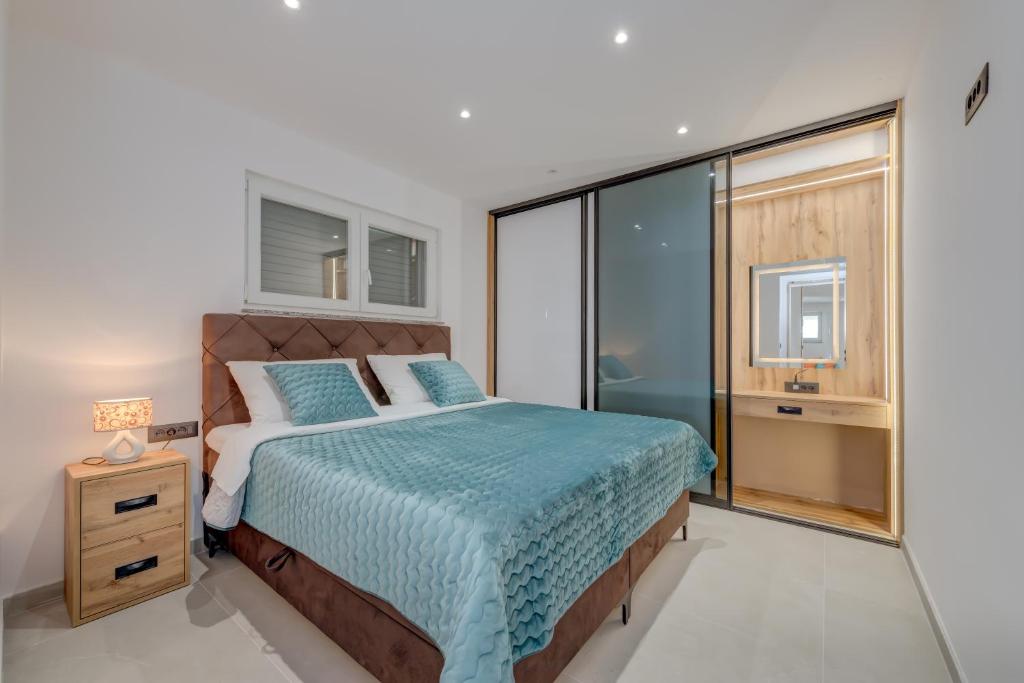 - une chambre avec un lit et une grande fenêtre dans l'établissement Luxury apartment on the beach, à Trogir