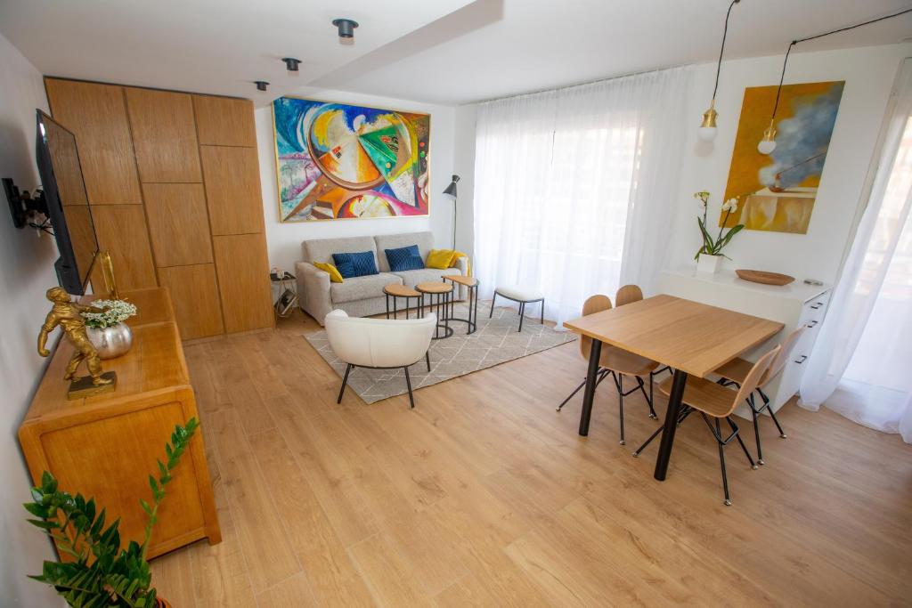 Zdjęcie z galerii obiektu Somptueux deux pièces vue mer + parking w mieście Beausoleil