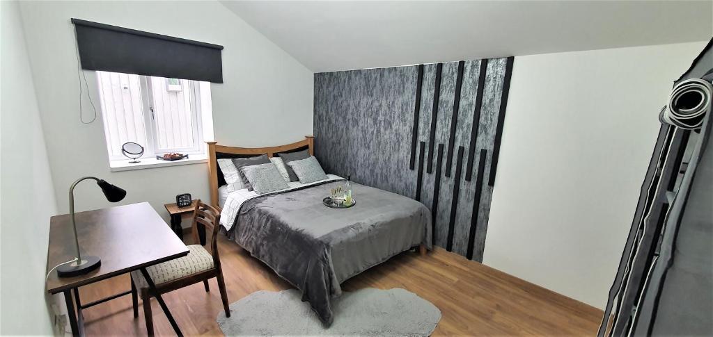 a bedroom with a bed and a desk and a window at The Luxe Flat No 4, Mansfield, in Mansfield