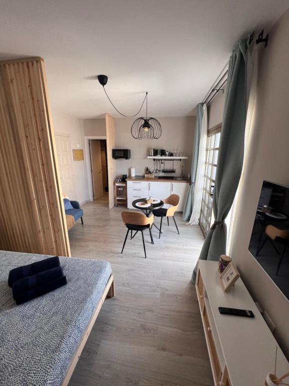 コラレホにあるCasa Brisa Marinaのベッドルーム1室(ベッド1台付)、リビングルームが備わります。