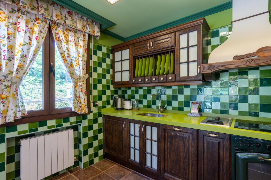 Kuchyň nebo kuchyňský kout v ubytování Sarren Villa Pool
